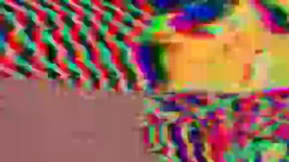 闪烁模仿动态科幻优雅的彩虹图案背景旧的磁带效果视频的预览图