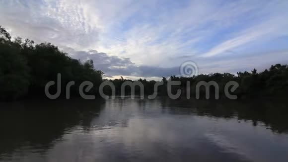 在日落附近的澳大利亚河上巡游视频的预览图