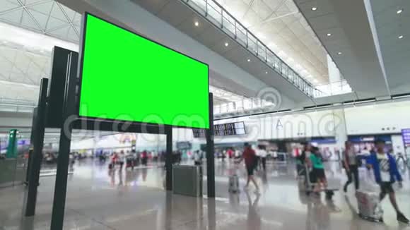 在机场的广告牌视频的预览图