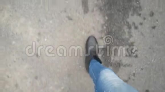 女性的双腿沿着道路上的白线车道标记37s视频的预览图