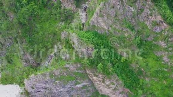 览的美丽景观飞过一条山河的无人机鸟的视野视频的预览图