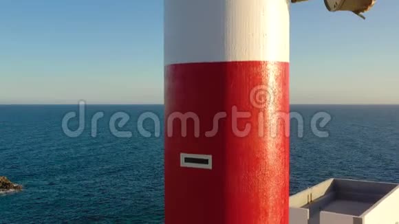 从灯塔特写的高度看背景上的海洋灯塔法罗德拉斯卡特内里费加那利视频的预览图