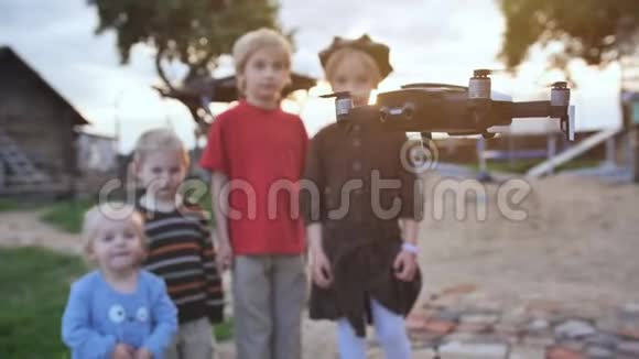 孩子们正在看飞行无人机视频的预览图