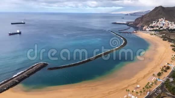 早上可在没有人的情况下观看LasTeresitas海滩的空中景色和周围的景观TenerifeCanaries视频的预览图