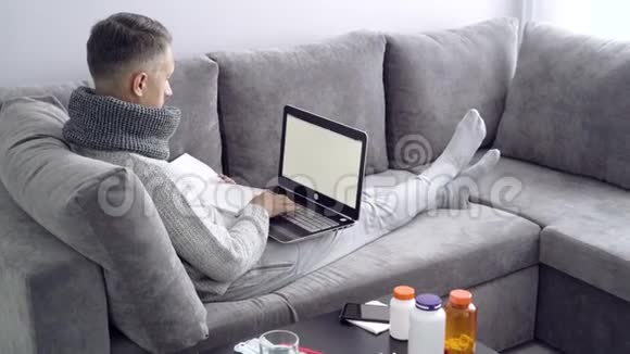 生病期间在家工作的年轻人在线教育视频的预览图