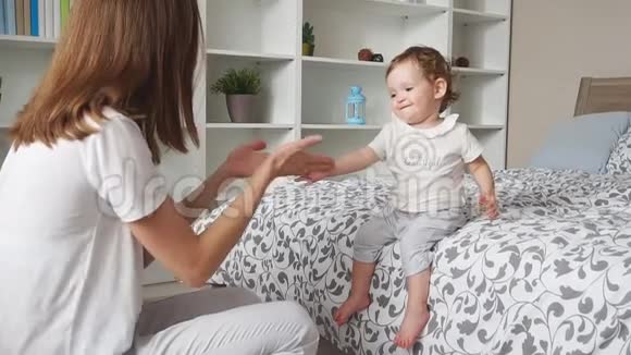 年轻快乐的妈妈喜欢和宝宝在一起视频的预览图