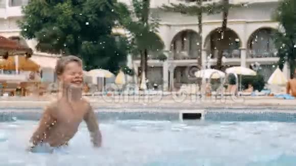 小男孩孩子在游泳池里游泳玩有趣的休闲活动视频的预览图