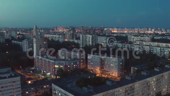 圣彼德堡夜间城市空中有灯光视频的预览图