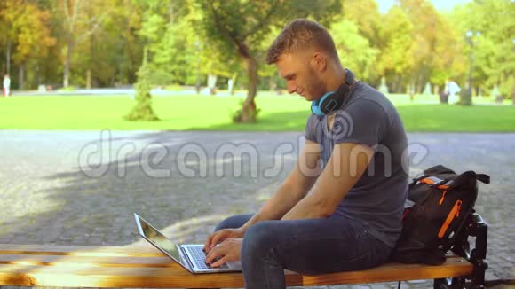 一个白种人在户外用电脑工作视频的预览图