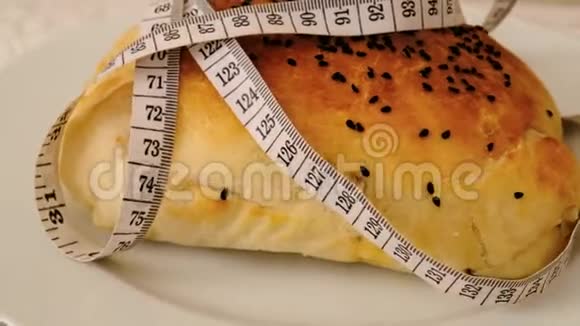 自制芝麻面包肥胖卷尺旋转支架面包视频的预览图