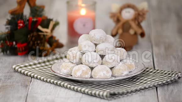 传统圣诞雪球饼干饼干覆盖糖粉把饼干撒上糖粉圣诞节视频的预览图