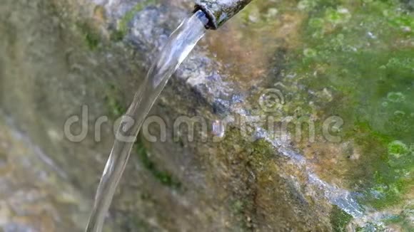 意大利天然水源Fontain的纯液态水运动流量视频的预览图