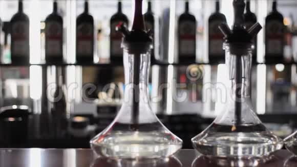 胡卡酒吧玻璃桌子菜单栏和钩子视频的预览图