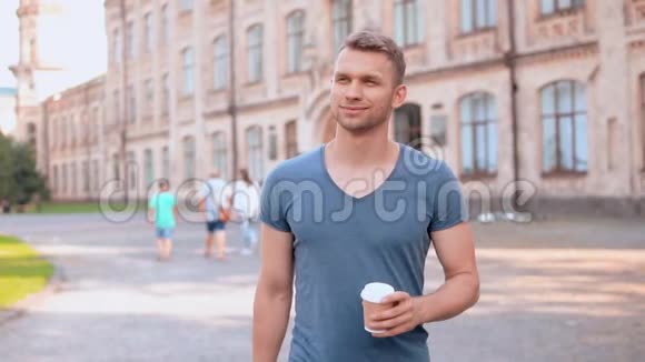 微笑的游客在跑步时喝咖啡视频的预览图