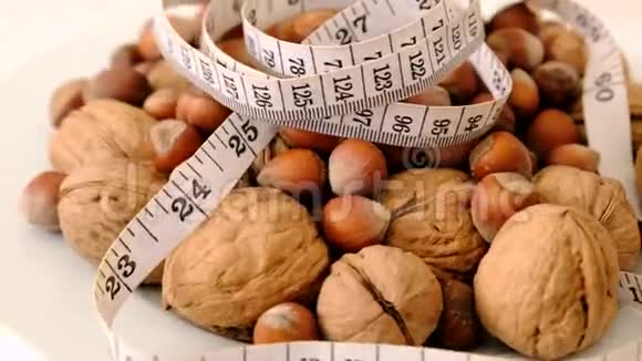 高热量食物坚果和肥胖坚果和磁带测量超过360度旋转支架视频的预览图