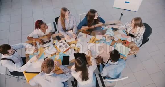 顶级自信的女性团队领导在商务会议团队合作和合作过程中指向男性员工视频的预览图