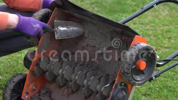 清理一个重土草坪曝气器视频的预览图