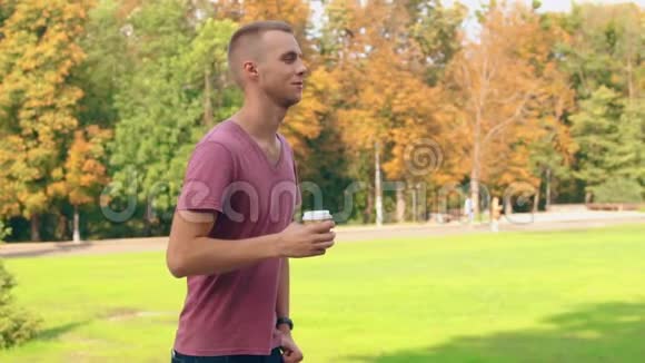 学生在城市公园跑步喝茶视频的预览图