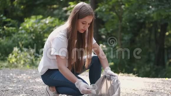 年轻女子自愿在城市公园捡垃圾视频的预览图