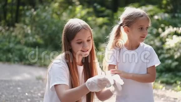 孩子在森林里收集垃圾前戴上手套视频的预览图
