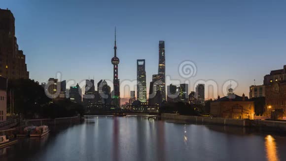 夜晚到黄昏到白天上海天际线的时间流逝视频的预览图