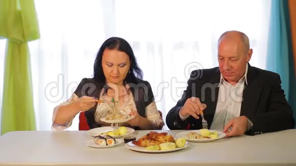一个男人和一个女人在商务午餐期间吃午餐和讨论生意视频的预览图