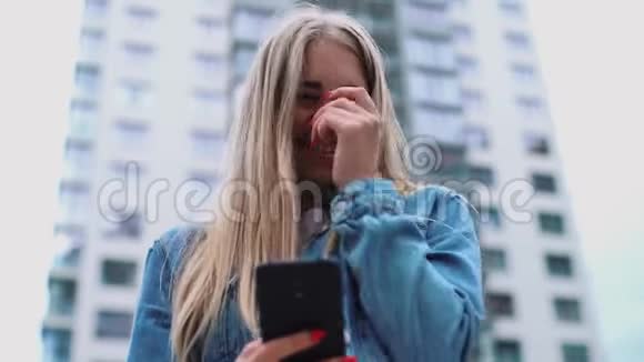 年轻迷人快乐有感情的女孩的概念肖像使用她的现代电话的快乐女游客视频的预览图