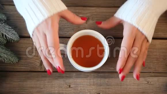 妇女手拿茶匙在木桌上搅拌热茶背景是南瓜树叶香料秋季大会视频的预览图