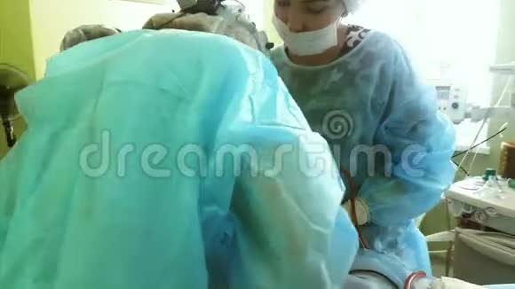 专业外科医生在诊所对鼻子进行困难的手术视频的预览图