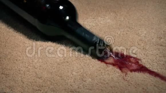 葡萄酒瓶被钉住地毯视频的预览图