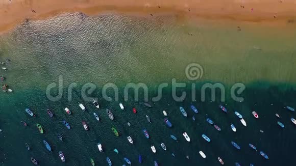 鸟瞰海滩的金色沙滩LasTeresitas和停泊在岸边的彩色船只Tenerife视频的预览图