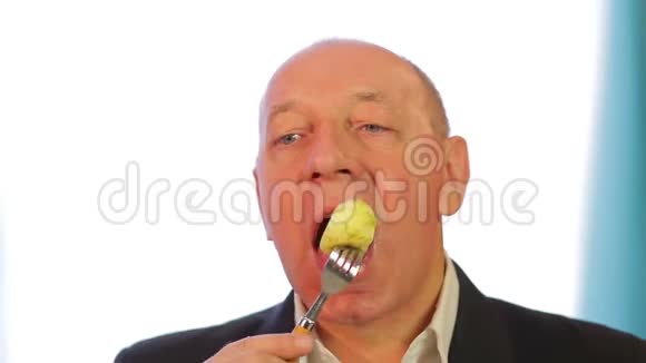 一个在咖啡馆里吃炸鸡的犹太男人在白色背景下吃脆皮炸鸡视频的预览图