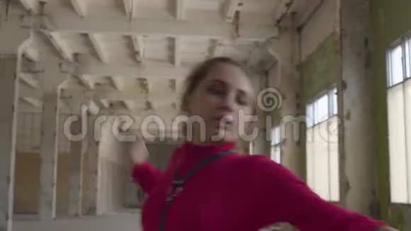 自信的技能舞者女孩享受嘻哈动作表演自由式舞蹈在一个废弃的建筑物可爱的白种人视频的预览图