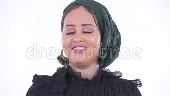 快乐的年轻非洲穆斯林女人闭着眼睛放松视频的预览图