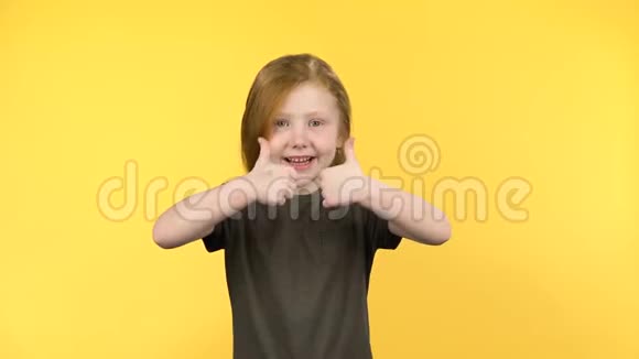 可爱的女孩用两个手指做手势表示喜欢视频的预览图