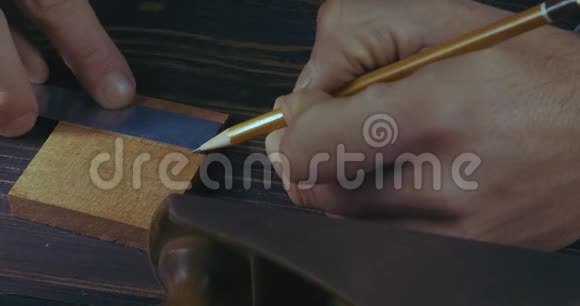 玛娜的手用铅笔和木梳标记木制细节的特写手工制作的工艺品视频的预览图