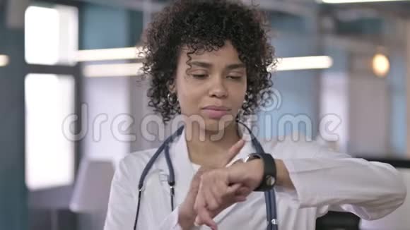 聚焦专业医生使用智能手表的画像视频的预览图