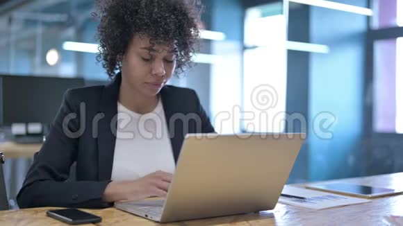 疲劳的非洲女商人在工作中头痛视频的预览图