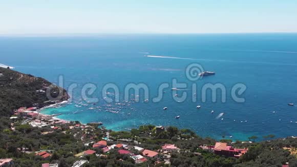 鸟瞰Nerano村海岸线意大利私人和野生海滩青绿色的水假期和旅行概念视频的预览图
