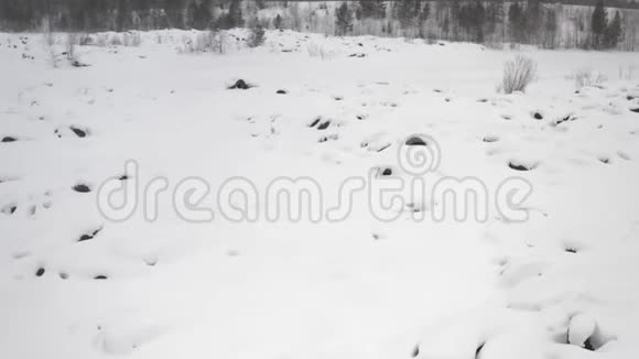 倾倒旧二手车橡胶冬季鸟瞰自然灾害的威胁视频的预览图