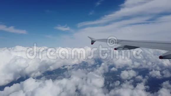 晴朗的一天一架飞机飞过云层视频的预览图