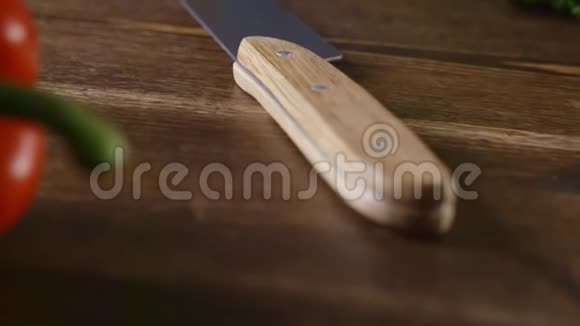 厨师的男性手从厨房的桌子上拿着一把刀慢动作做饭视频的预览图