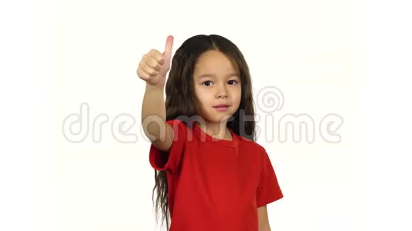 肖像小孩数着手指她的手是白色的视频的预览图
