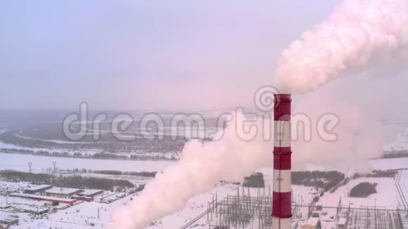 一个巨大的蒸汽支柱从发电厂或工厂管道关闭视频的预览图
