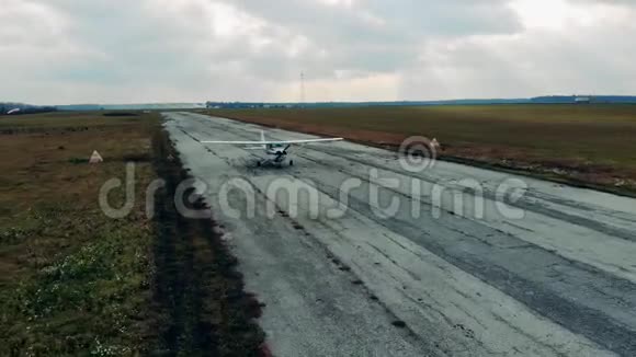 一架喷气式飞机正加速在起飞跑道上飞行视频的预览图