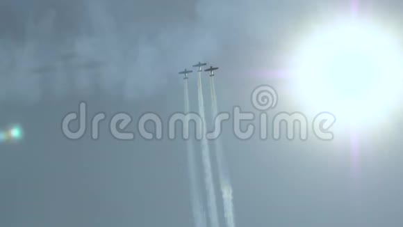 三架飞机平行飞行使循环转向两侧蓝天阳光照射视频的预览图