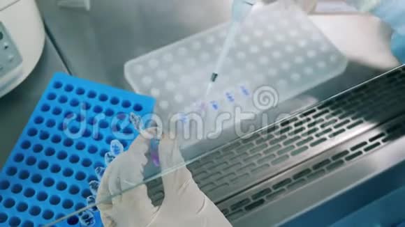 实验室工作人员正在往试管里注入化学物质视频的预览图
