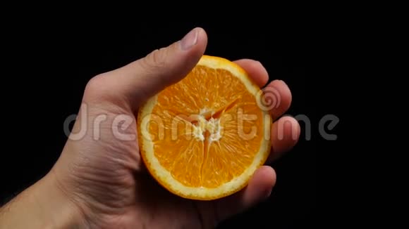 男人手捏着一片橘子视频的预览图