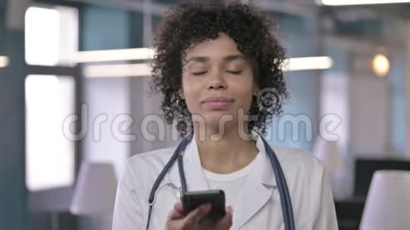 专业年轻医生微笑着用智能手机说话的画像视频的预览图