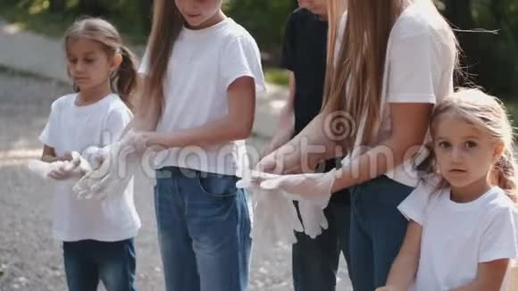 一群孩子在收集垃圾前戴上手套视频的预览图